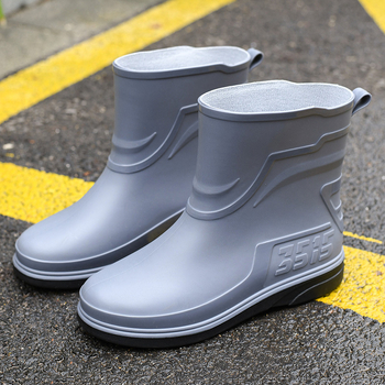Esőcsizma – PVC felsőrész, műanyag talp, rövid cső, kerek orr, egybeöntés