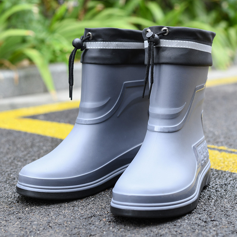 Esőcsizma – PVC felsőrész, műanyag talp, rövid cső, kerek orr, egybeöntés