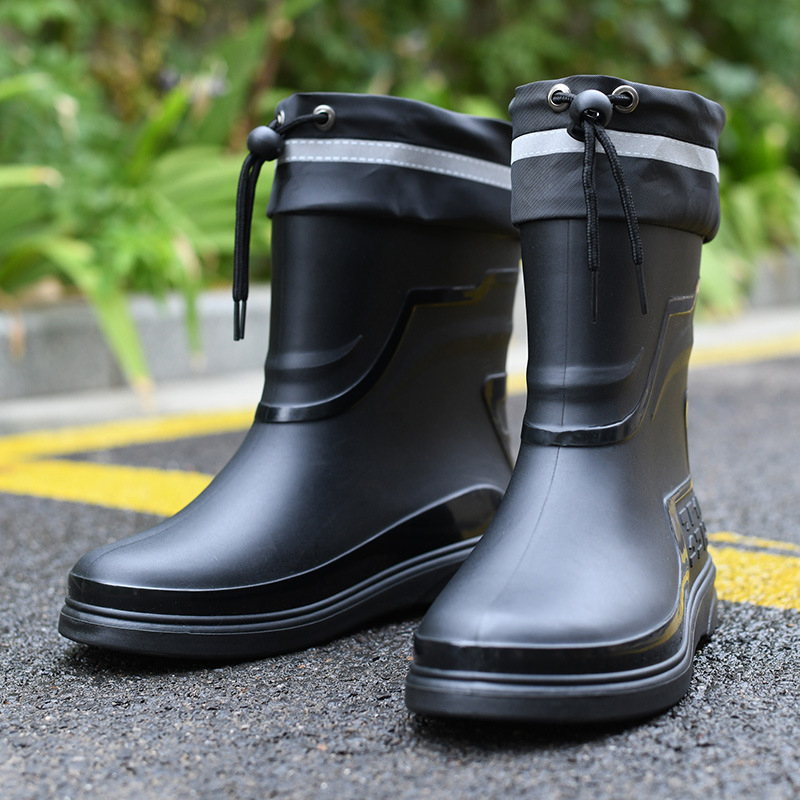 Esőcsizma – PVC felsőrész, műanyag talp, rövid cső, kerek orr, egybeöntés