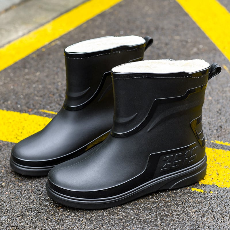 Esőcsizma – PVC felsőrész, műanyag talp, rövid cső, kerek orr, egybeöntés