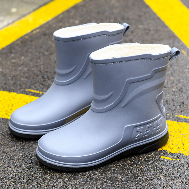 Esőcsizma – PVC felsőrész, műanyag talp, rövid cső, kerek orr, egybeöntés