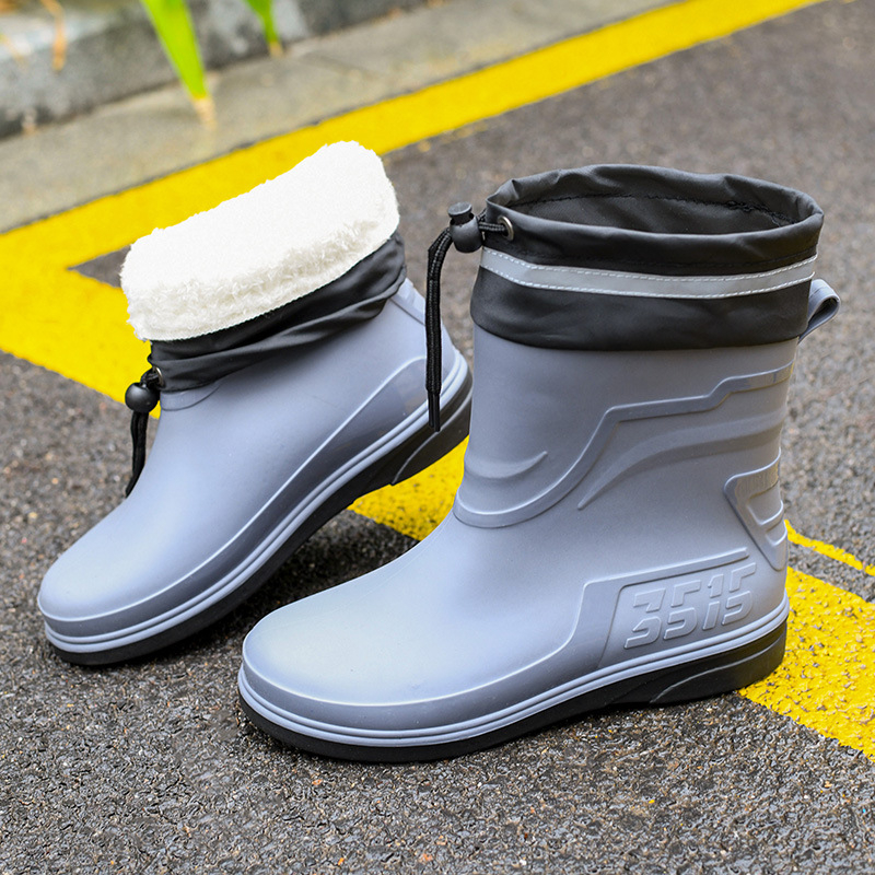 Esőcsizma – PVC felsőrész, műanyag talp, rövid cső, kerek orr, egybeöntés