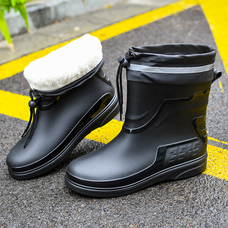 Esőcsizma – PVC felsőrész, műanyag talp, rövid cső, kerek orr, egybeöntés