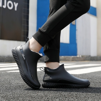 Férfiaknak szóló alacsony esőcsizma, műanyag felső rész és talp, hálós belső, csúszásmentes talp, 1–3 cm sarok, injekciós öntésű talp