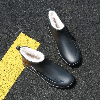 Férfiaknak szóló alacsony esőcsizma, műanyag felső rész és talp, hálós belső, csúszásmentes talp, 1–3 cm sarok, injekciós öntésű talp