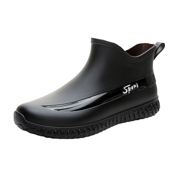 Férfiaknak szóló alacsony esőcsizma, műanyag felső rész és talp, hálós belső, csúszásmentes talp, 1–3 cm sarok, injekciós öntésű talp