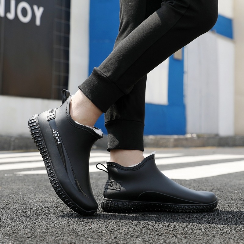 Férfiaknak szóló alacsony esőcsizma, műanyag felső rész és talp, hálós belső, csúszásmentes talp, 1–3 cm sarok, injekciós öntésű talp