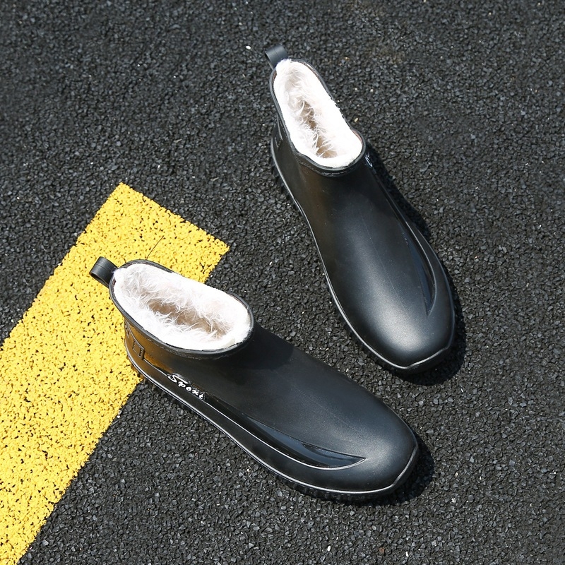 Férfiaknak szóló alacsony esőcsizma, műanyag felső rész és talp, hálós belső, csúszásmentes talp, 1–3 cm sarok, injekciós öntésű talp