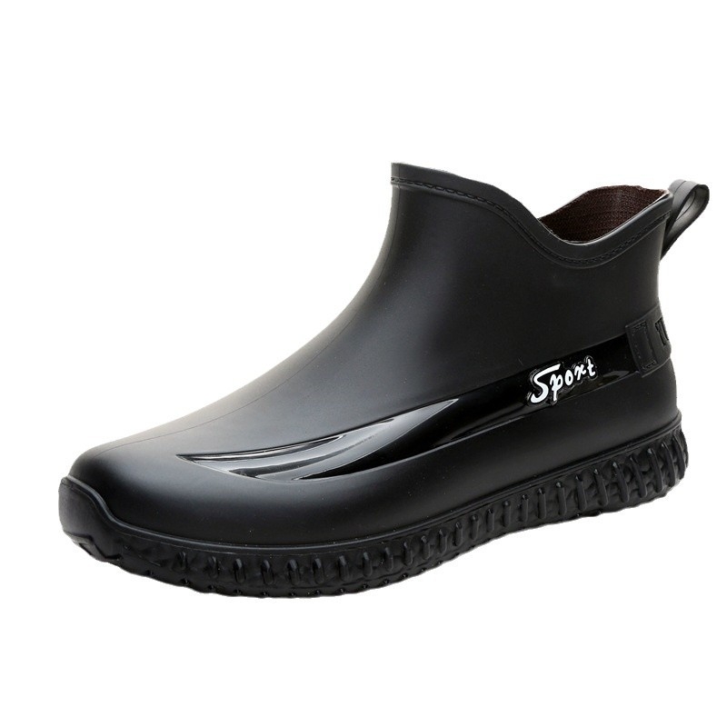 Férfiaknak szóló alacsony esőcsizma, műanyag felső rész és talp, hálós belső, csúszásmentes talp, 1–3 cm sarok, injekciós öntésű talp