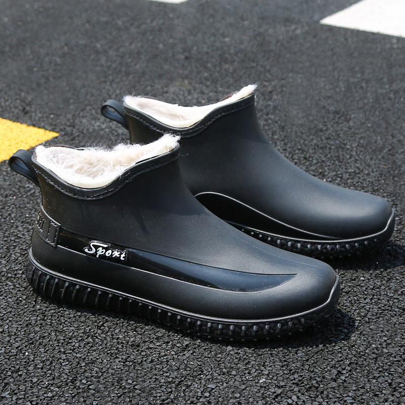 Férfiaknak szóló alacsony esőcsizma, műanyag felső rész és talp, hálós belső, csúszásmentes talp, 1–3 cm sarok, injekciós öntésű talp