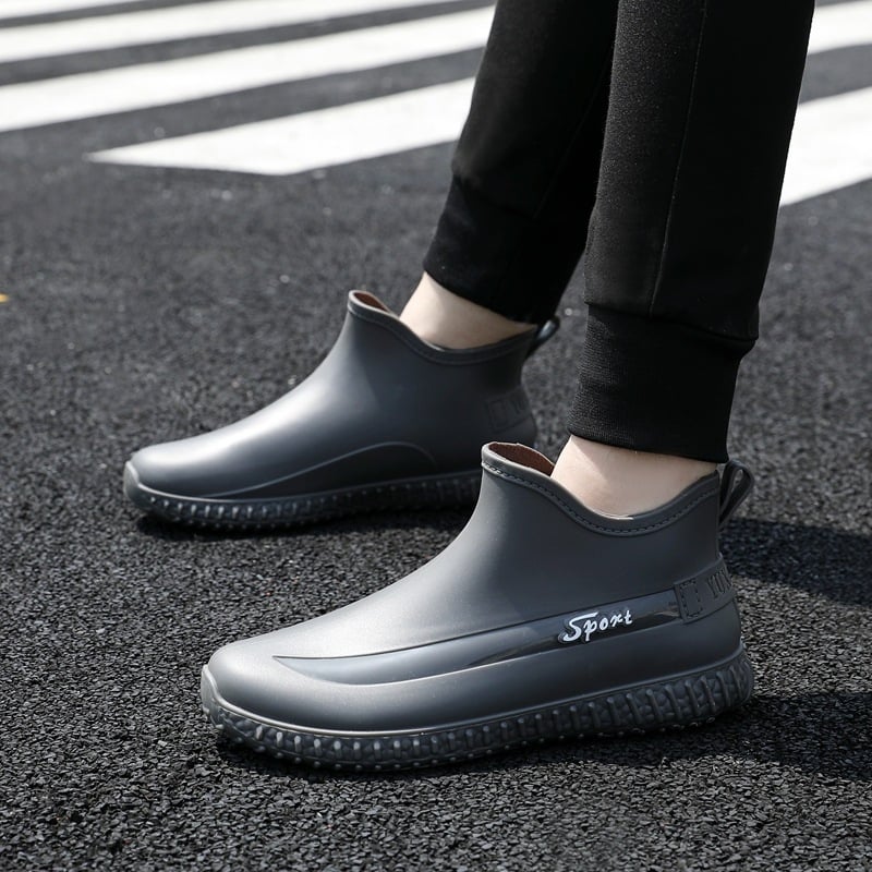 Férfiaknak szóló alacsony esőcsizma, műanyag felső rész és talp, hálós belső, csúszásmentes talp, 1–3 cm sarok, injekciós öntésű talp