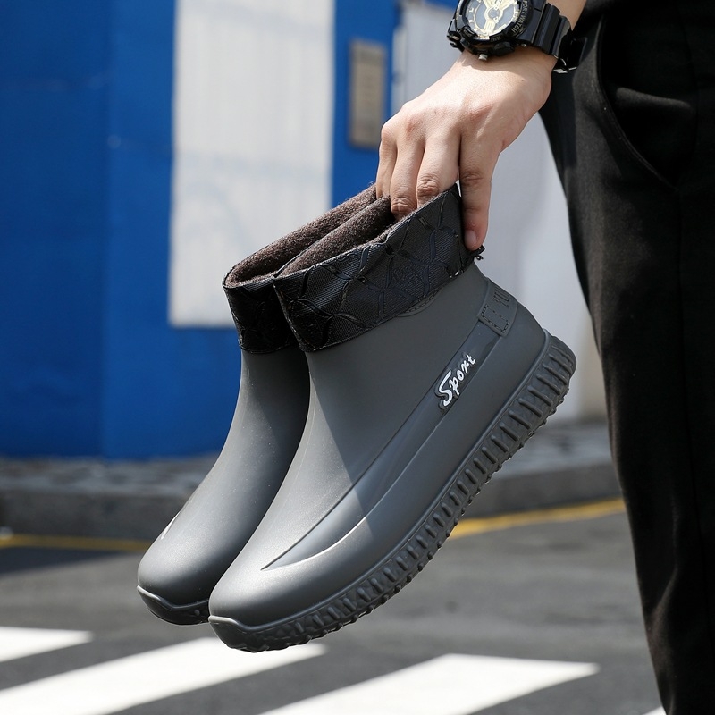 Férfiaknak szóló alacsony esőcsizma, műanyag felső rész és talp, hálós belső, csúszásmentes talp, 1–3 cm sarok, injekciós öntésű talp
