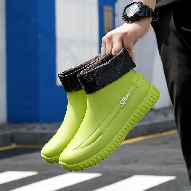 Férfiaknak szóló alacsony esőcsizma, műanyag felső rész és talp, hálós belső, csúszásmentes talp, 1–3 cm sarok, injekciós öntésű talp