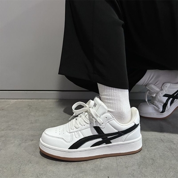 Αθλητικά παπούτσια με στρογυλή μύτη, επάνω μέρος από συνθετικό δέρμα, χαμηλό προφίλ, ουδέτερο καθημερινό στυλ