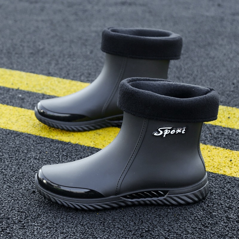 Férfi középmagas vízálló esőcsizma, csúszásmentes és kopásálló talppal, műanyag felső és talp, koreai stílusú alacsony cső, kerek orr