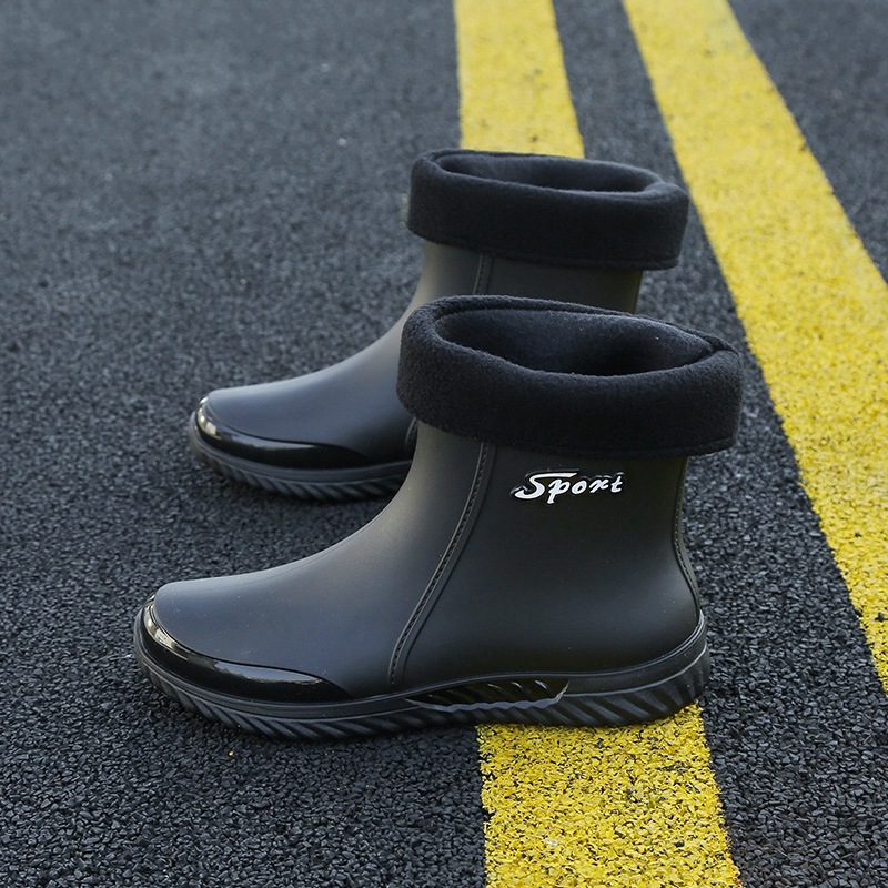 Férfi középmagas vízálló esőcsizma, csúszásmentes és kopásálló talppal, műanyag felső és talp, koreai stílusú alacsony cső, kerek orr