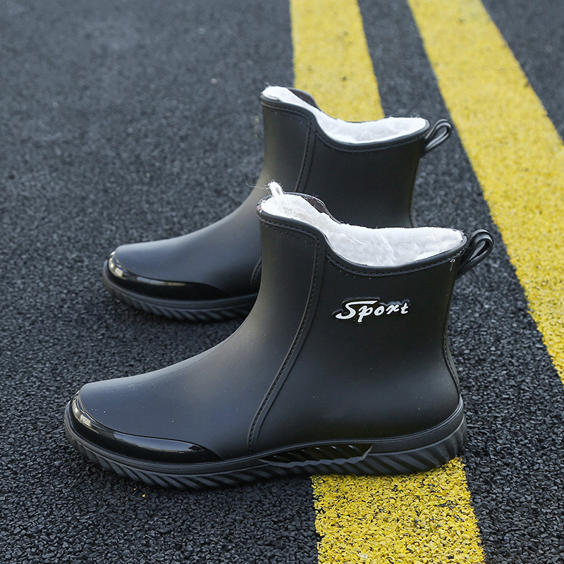 Férfi középmagas vízálló esőcsizma, csúszásmentes és kopásálló talppal, műanyag felső és talp, koreai stílusú alacsony cső, kerek orr