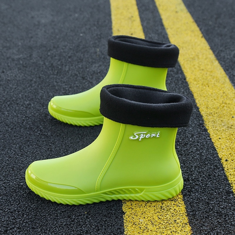 Férfi középmagas vízálló esőcsizma, csúszásmentes és kopásálló talppal, műanyag felső és talp, koreai stílusú alacsony cső, kerek orr