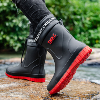 Férfi esőcsizma (PVC felső rész; műanyag talp; középméretű cső; belső fleece bélés; alacsony sarka)