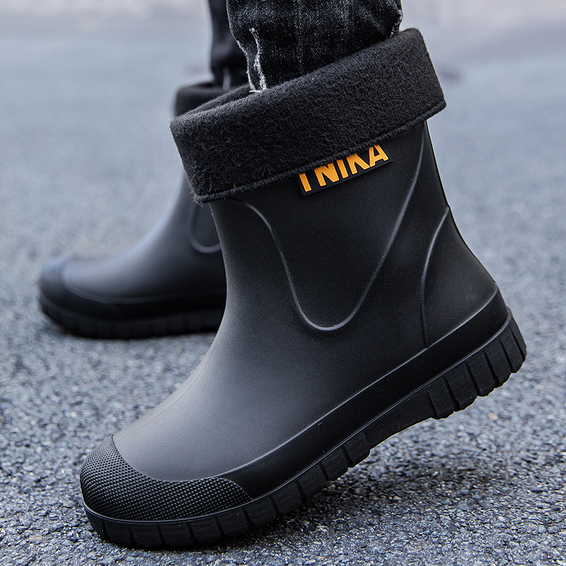 Férfi esőcsizma (PVC felső rész; műanyag talp; középméretű cső; belső fleece bélés; alacsony sarka)