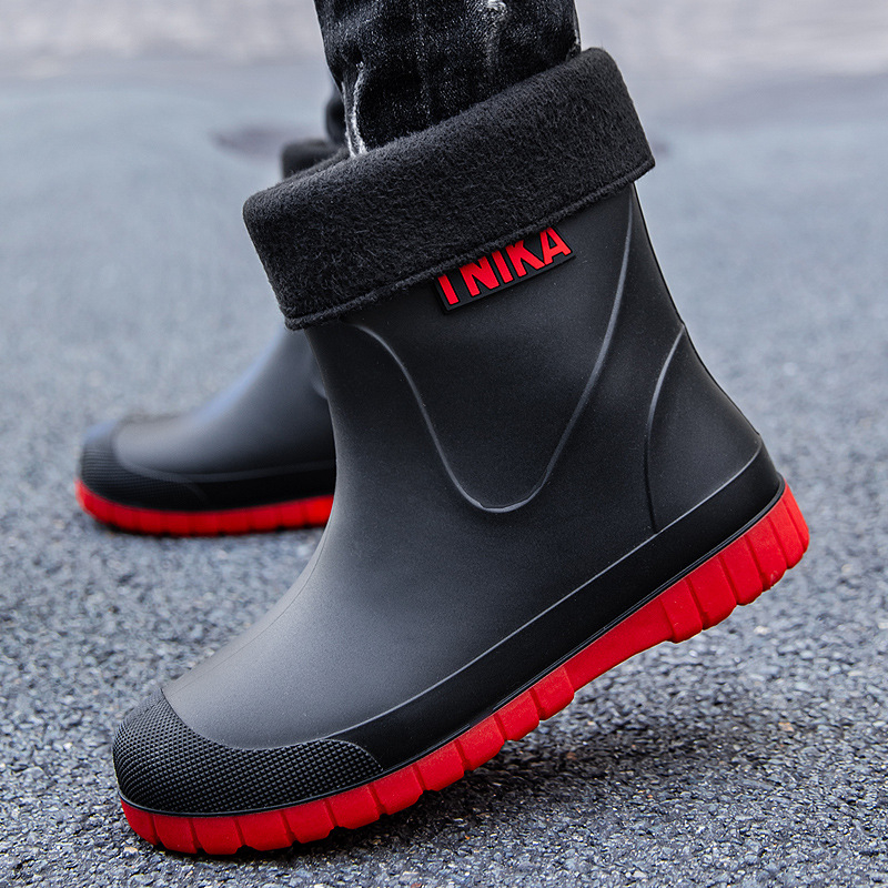 Férfi esőcsizma (PVC felső rész; műanyag talp; középméretű cső; belső fleece bélés; alacsony sarka)