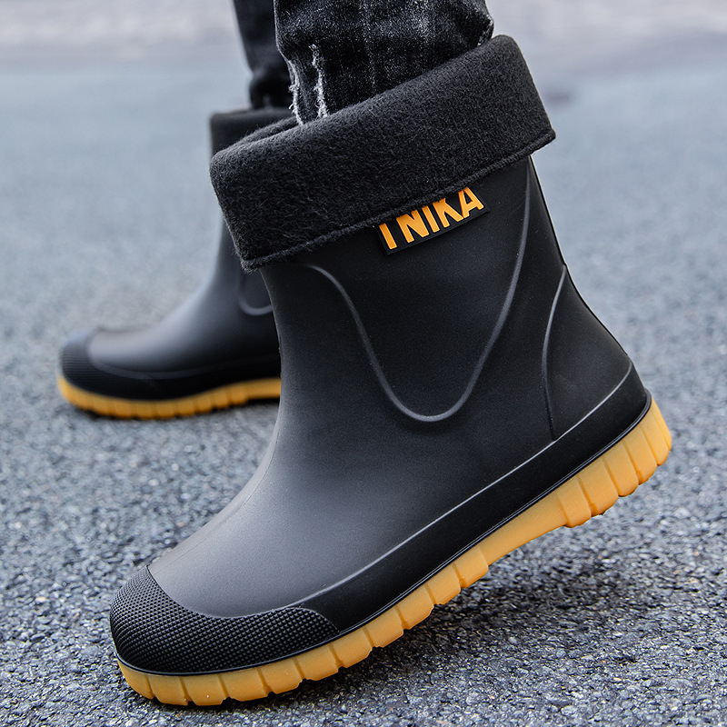 Férfi esőcsizma (PVC felső rész; műanyag talp; középméretű cső; belső fleece bélés; alacsony sarka)