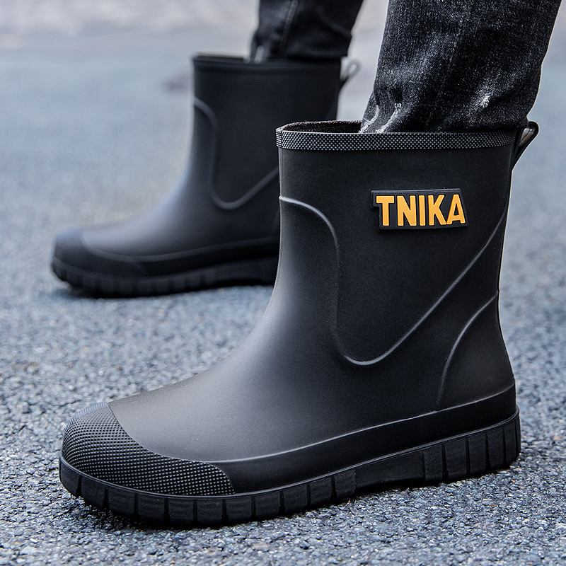 Férfi esőcsizma (PVC felső rész; műanyag talp; középméretű cső; belső fleece bélés; alacsony sarka)