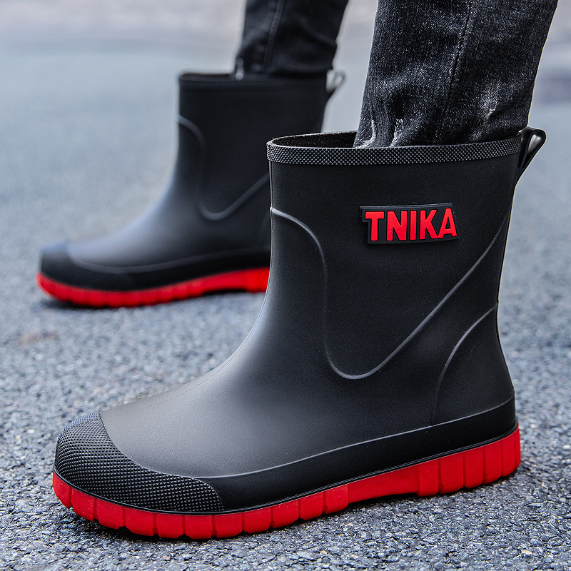 Férfi esőcsizma (PVC felső rész; műanyag talp; középméretű cső; belső fleece bélés; alacsony sarka)