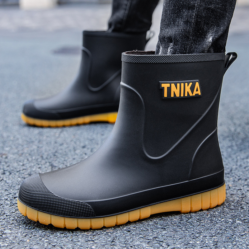 Férfi esőcsizma (PVC felső rész; műanyag talp; középméretű cső; belső fleece bélés; alacsony sarka)