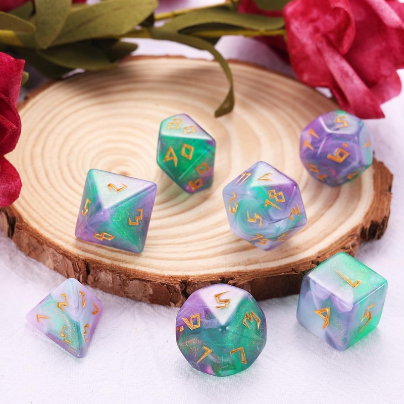 Jauns galda RPG kauliņu komplekts ar daudzām malām un cipariem, spilgti zaļā, violetā un baltā jauktajās krāsās.