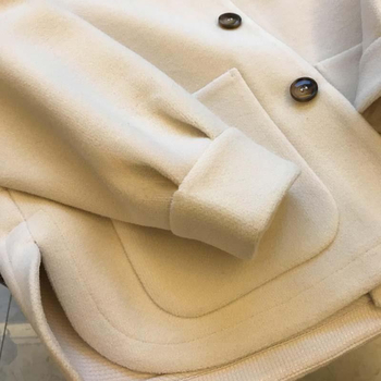 Naiste villakangas fleece voodriga, kapuutsiga, patchwork disain, paks, polo krae, pikkade varrukatega, keskmise pikkusega, kunstkarvane kaelakael