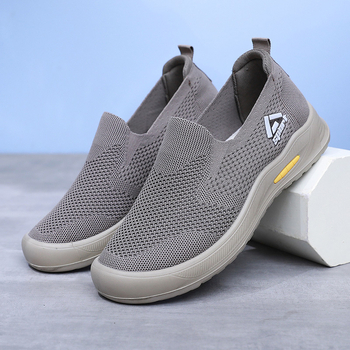 Férfi slip-on sétacipő, lélegző textil felsőrés, injektált poliuretán talp, kerek orr, alacsony boka