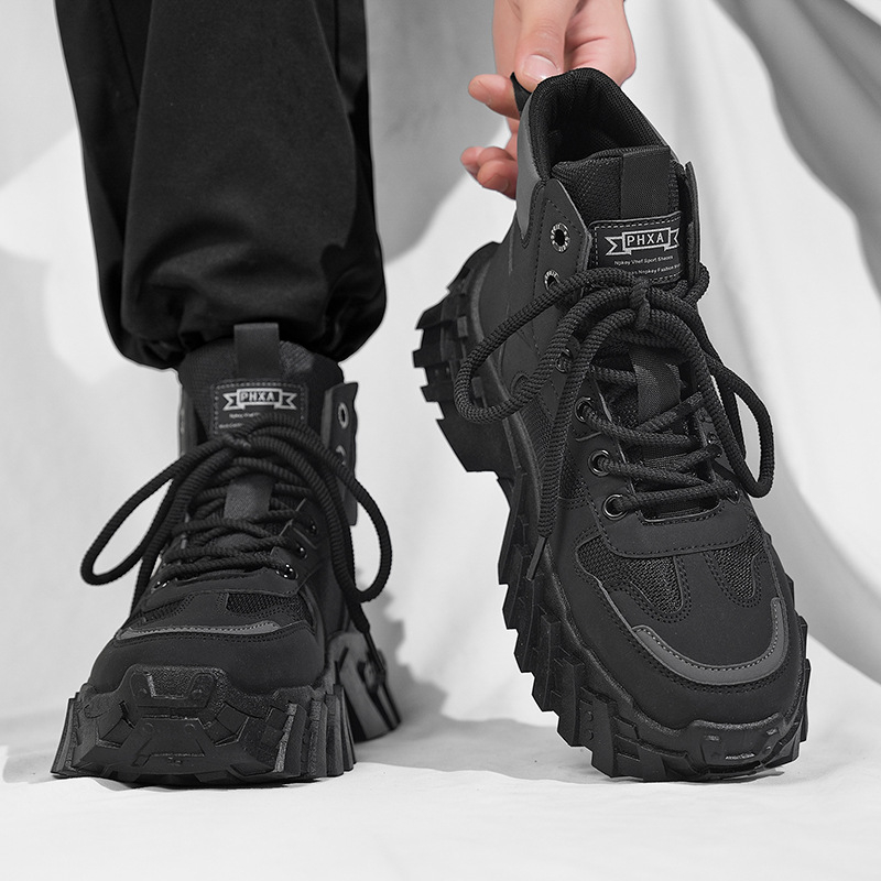 Martin saapad, naha ülemine osa, libisemiskindel tald, ümmargune varvas, keskmise kõrgusega konts 3–5 cm