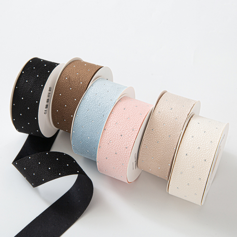 Dirbtinės odos juosta plaukų aksesuarams ir dovanoms įpakavimui, su karšto įspaudo apdaila