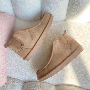 Vyriniai sniego batai — Chelsea stiliaus, viršutinė dalis su kailiu integruota, vidinis avies kailio pamušalas, pada iš veršienos sausgyslės, priešslydžio išorė