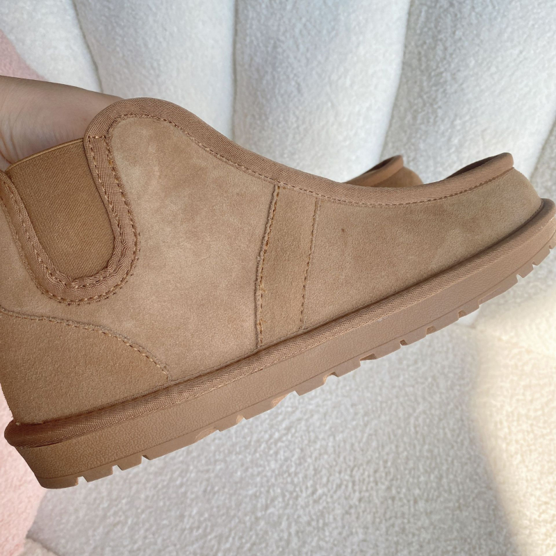 Vyriniai sniego batai — Chelsea stiliaus, viršutinė dalis su kailiu integruota, vidinis avies kailio pamušalas, pada iš veršienos sausgyslės, priešslydžio išorė