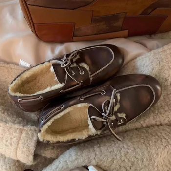 Retro ādas loaferi ar apaļu purnu, auklas, zems papēdis 1–3 cm, iekšpuse no vilnas maisījuma