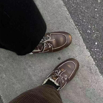 Retro ādas loaferi ar apaļu purnu, auklas, zems papēdis 1–3 cm, iekšpuse no vilnas maisījuma