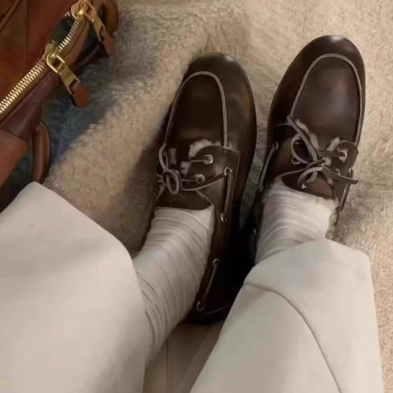 Retro ādas loaferi ar apaļu purnu, auklas, zems papēdis 1–3 cm, iekšpuse no vilnas maisījuma