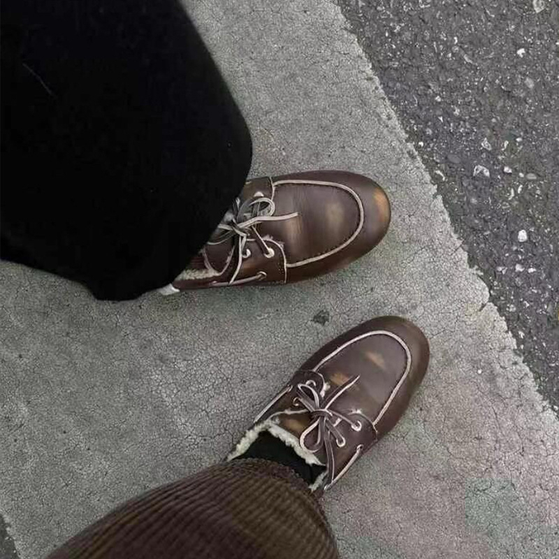 Retro ādas loaferi ar apaļu purnu, auklas, zems papēdis 1–3 cm, iekšpuse no vilnas maisījuma