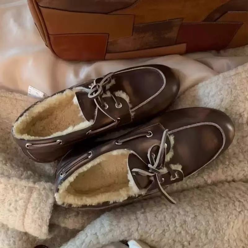 Retro ādas loaferi ar apaļu purnu, auklas, zems papēdis 1–3 cm, iekšpuse no vilnas maisījuma