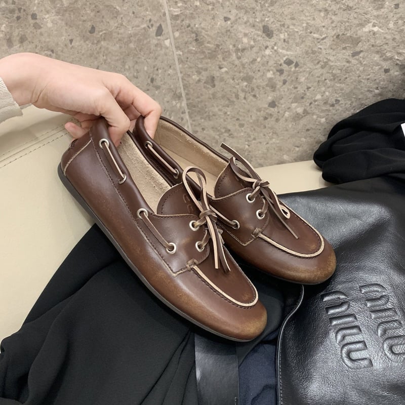 Retro ādas loaferi ar apaļu purnu, auklas, zems papēdis 1–3 cm, iekšpuse no vilnas maisījuma