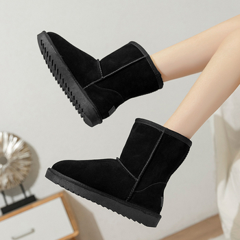 Sieviešu sniega zābaki - augšējā daļa no liellopa nubuka, iekšējā odere no mākslīgās pūkas, iekšējā zole no mākslīgās kažokādas, vidējais potītes augstums