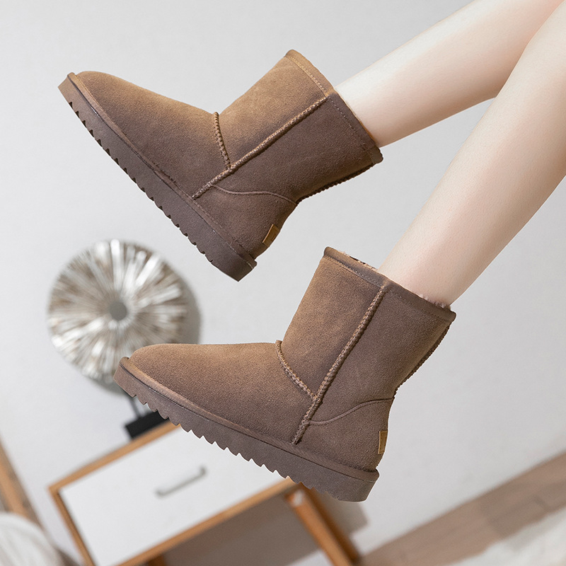 Sieviešu sniega zābaki - augšējā daļa no liellopa nubuka, iekšējā odere no mākslīgās pūkas, iekšējā zole no mākslīgās kažokādas, vidējais potītes augstums