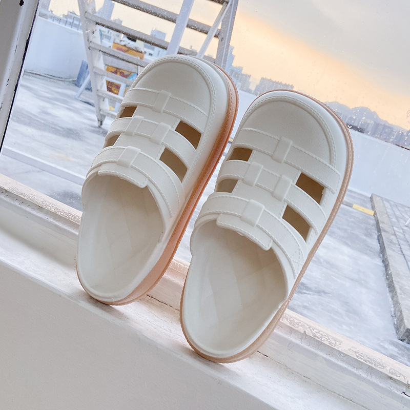 Női PVC klumpák perforált felsőrésszel, 2,5 cm vastag talp, injektált talp