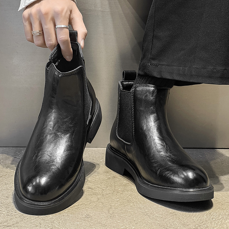 Ghete de bărbați din piele split, înălțime medie, vârf rotund, toc mic 1–3 cm, talpă din cauciuc