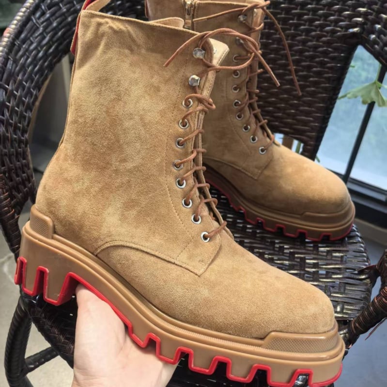 Vyriski zomšiniai Chelsea batai su grandinės dekoru ir kniedėmis, apvali nosis, žemas kulnas, šoninis užtrauktukas, guminis padas