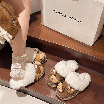 Sieviešu mājas čības ar kaķa pūka dizainu – velūra augšdaļa, apaļš purns, slip-on, gumijas zole, iekšpusē īss pūka odere