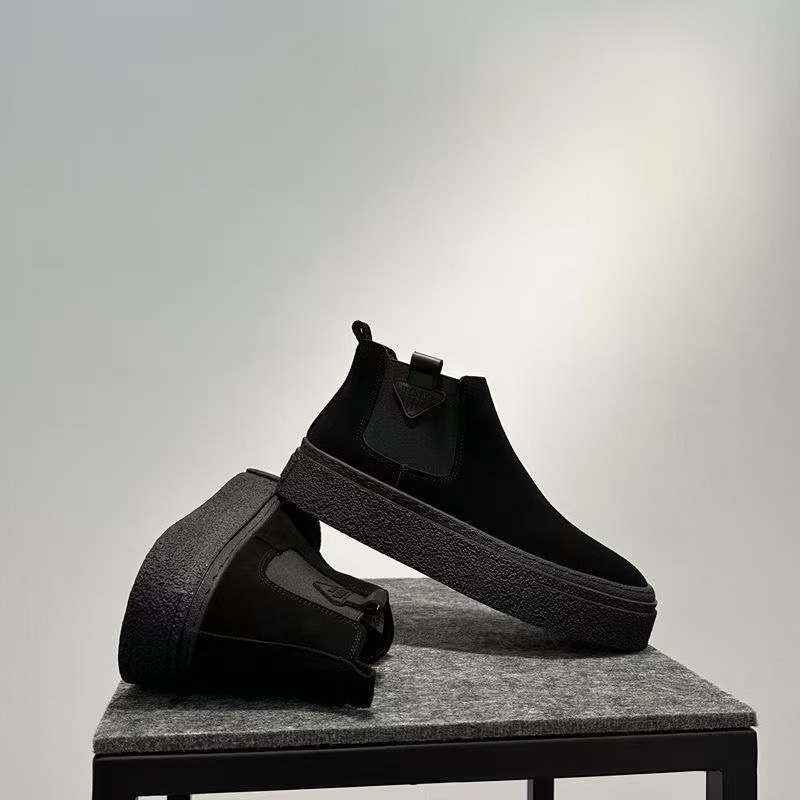 Meeste Martin kingad, veluurist pealne PU-ga, kummist talla, keskmise kõrgusega varre, lame kand