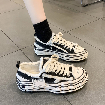 Moteriški drobiniai bateliai su stora pado aukščiui didinti, raišteliai, gumos padas, ruduo 2025